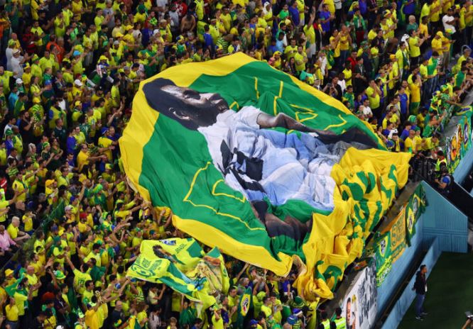 Три срца на бразилскиот дрес во чест на Пеле