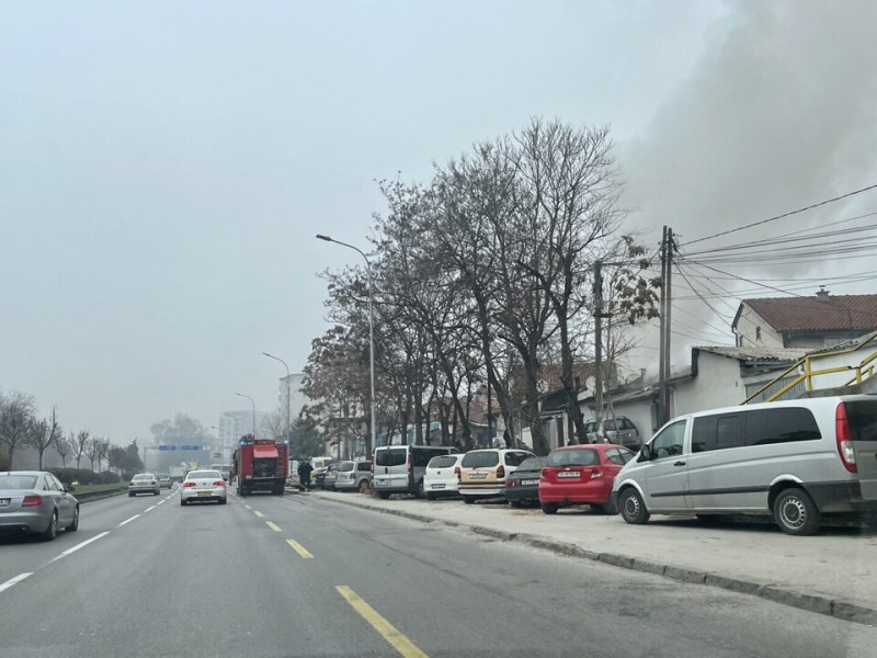 Пожар на Пластичарска, се гаси со три противпожарни возила