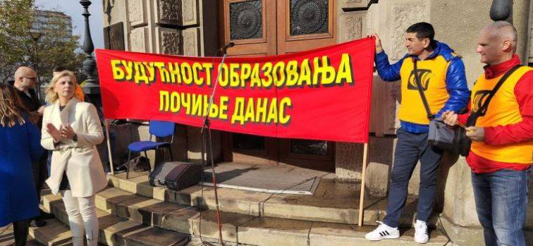 Протест на просветните работници во Србија против насилството во училиштата и за статус на службено лице