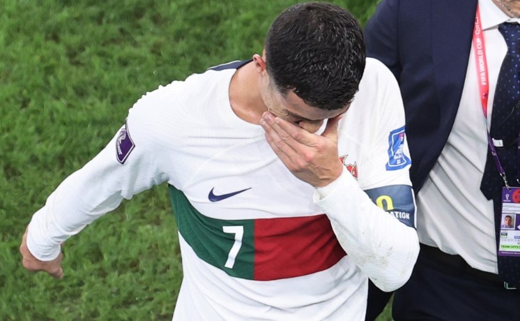 ПО ПОРАЗОТ: Роналдо плачејќи го напушти теренот