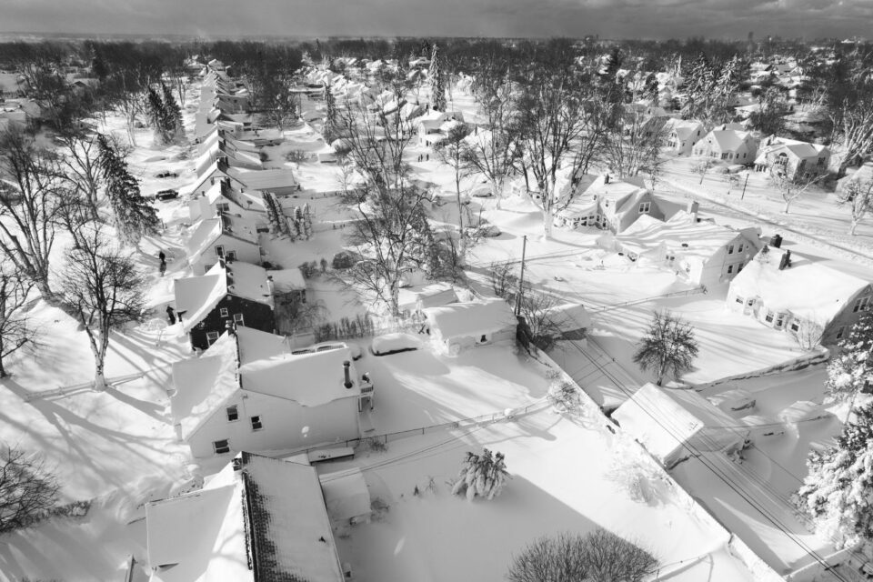 ВИДЕО: Апокалиптични сцени во САД, најмалку 27 загинати во снежната бура