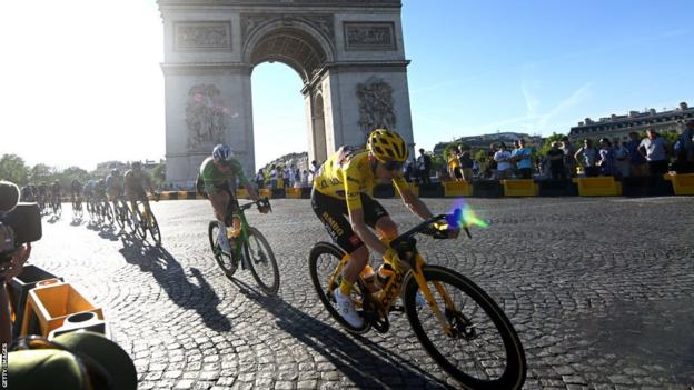 Тур де Франс 2024 се сели од Париз во Ница поради ОИ