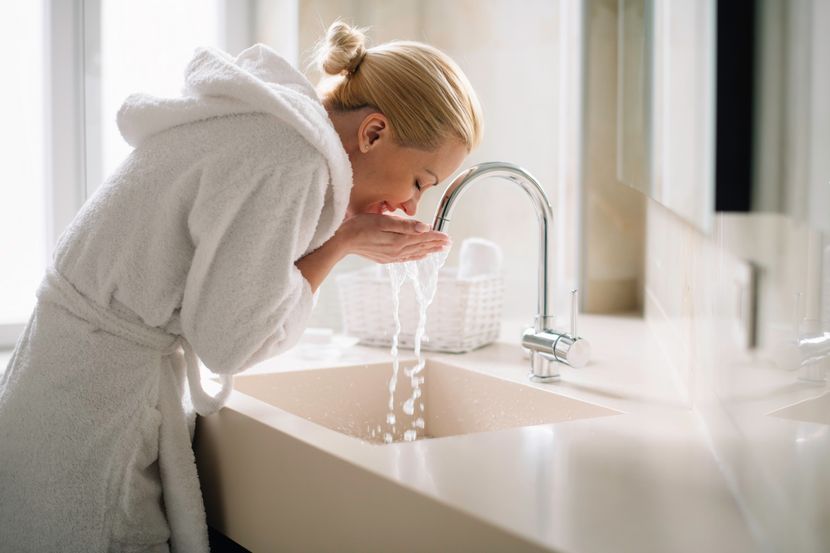 Миењето на лицето со солена вода е во тренд, но дали е тоа добра идеја? Еве што велат дерматолозите