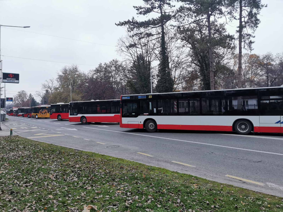 ПОВТОРНО БЛОКАДИ НИЗ СКОПЈЕ: Приватните автобуски превозници ќе останат се до исполнување на нивните барања