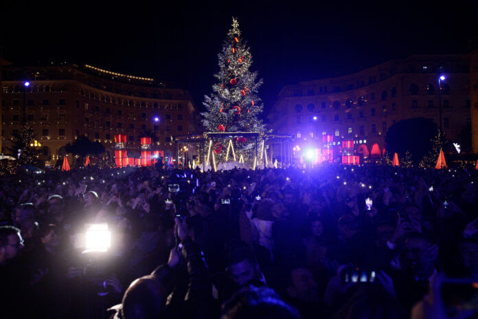 Осветлена новогодишната елка во Солун (ФОТО)