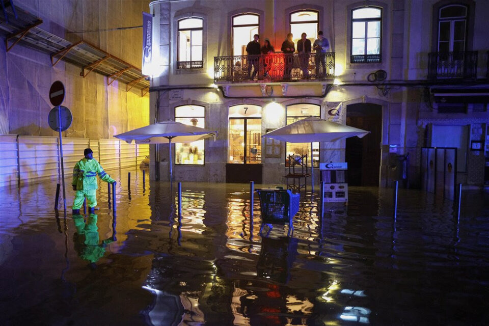 Едно лице загина во поплавите предизвикани од обилните дождови во Лисабон