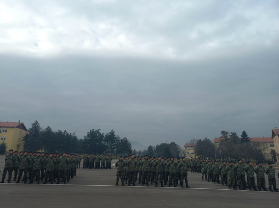 Во Армијата примени 200 професионални војници