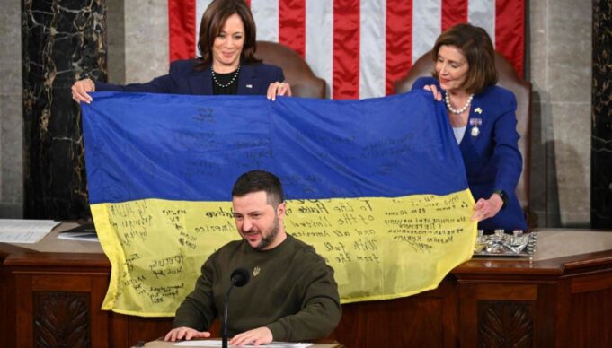 „Слава Украини“ се скандираше во американскиот Сенат, Бајден на Зеленски му порача: Не ве оставаме сами (ВИДЕО)