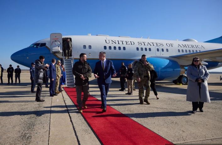 Детали за летот на Зеленски до САД: Украинскиот лидер бил следен од цела флота шпионски и борбени авиони на НАТО