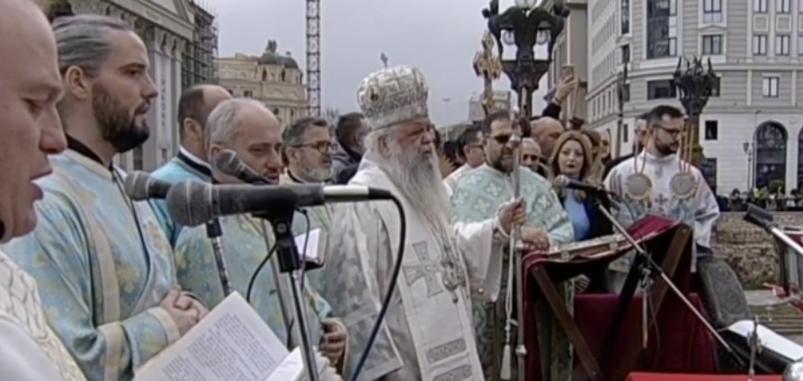 Кристијан Нинески по трет пат го извади светиот крстот од водите на Вардар во Скопје