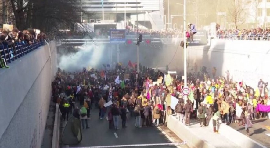 Стотици климатски активисти го блокираа центарот на Хаг