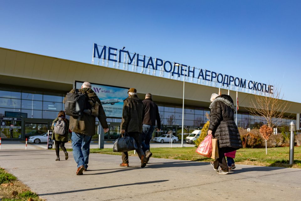 Апсење на скопскиот аеродром, меѓународен шверцер на дрога падна во рацете на македонската полиција