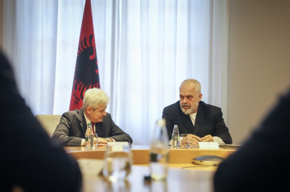 Лидерите на партиите на Албанците утре на средба со Рама во Тирана