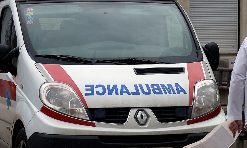 Скопјанка тешко повредена, автомобил и попречил пат и заминал