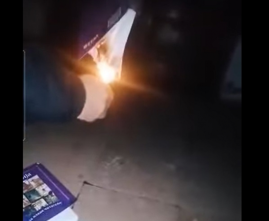 ВИДЕО: Татко пред своето дете запали Библија испечатена со благослов на г.г. Стефан