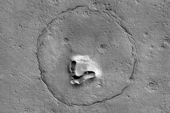 ФОТО: НАСА сними „лице на мече“ на Марс