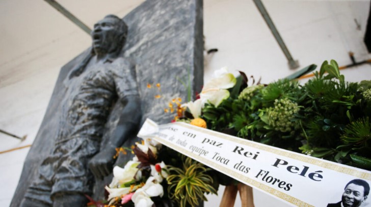 Ковчегот со посмртните останки на Пеле донесен на стадионот на Сантос (ВИДЕО)