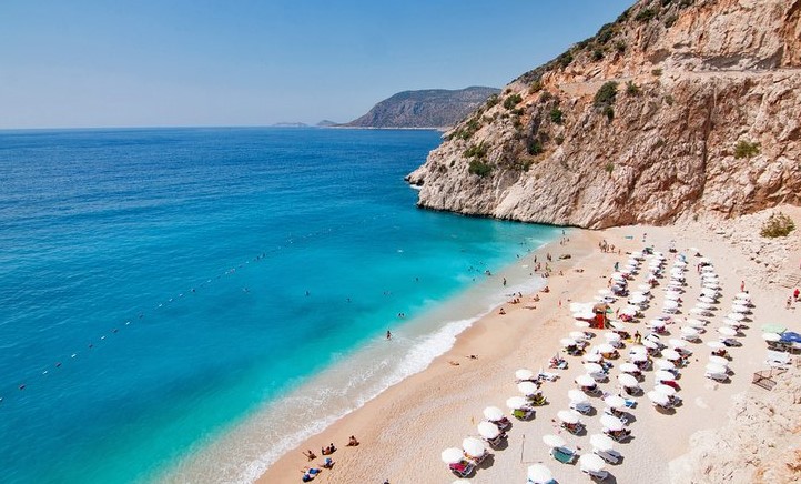 Една од омилените плажи во Грција ова лето ќе биде затворена за туристите – ова е причината