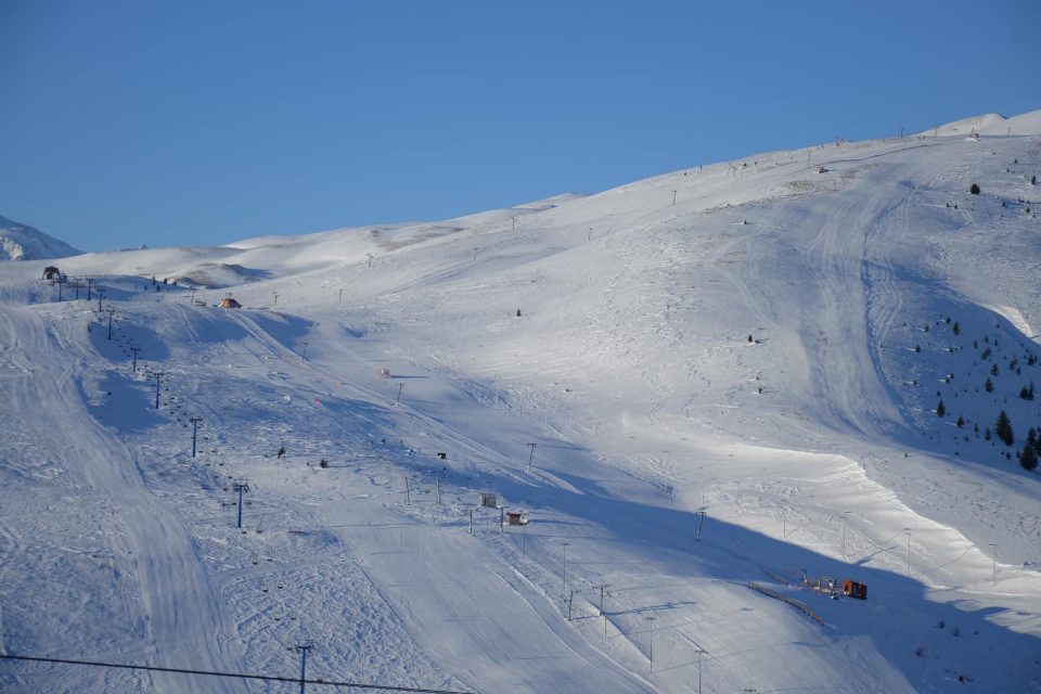ФОТО: Снегот натрупа на Попова Шапка – Утре почнува ски – сезоната, еве колку ќе чинат билетите