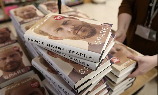 Англиското издание на мемоарите на принцот Хари продадено во над 1,4 милиони примероци