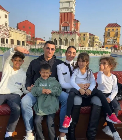 ФОТО: Роналдо со семејството во забавен парк, бил отворен само за нив