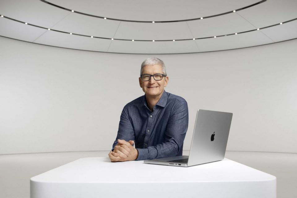 Првиот човек на Епл си ја намали платата за 35 милиони
