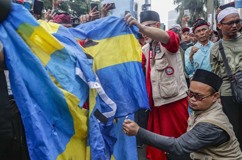 Запалени знамиња на Шведска, Данска, Холандија пред шведската Амбасада во Џакарта
