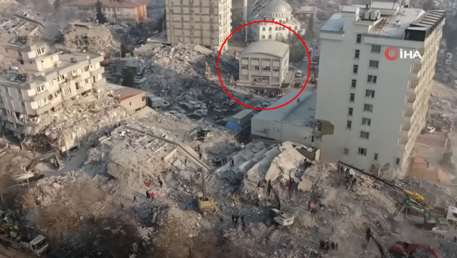 ФОТО: Среде рушевините во Караманмараш една зграда стои неоштетена, сега е познато што е овој објект