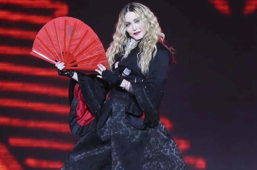 Мадона испрати БРУТАЛНА порака за оние кои ја обвинуваат дека се УНИШТИЛА со операции! (ВИДЕО)