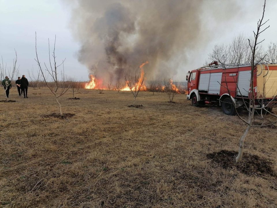 ФОТО: Пожарот кај Смилковско направи голем црн облак над Скопје, интервенираше Пожарна