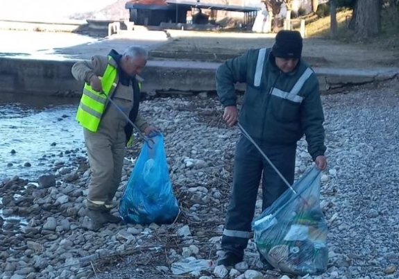 Екипи на „Охридски комуналец“ ги чистат плажите од цврст отпад
