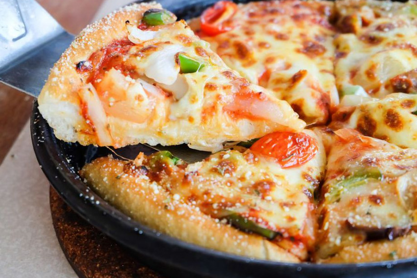Омиленото јадење готово за 10 минути: Рецепт за пица направена во тава