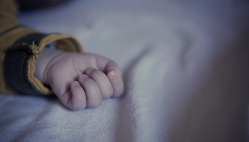 Млада мајка се обидела да го задуши своето 9-месечно бебе во околината на Кладово