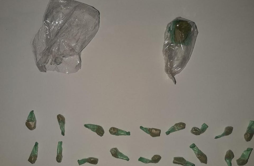 Претрес во Кочани: Пронајдени хероин и украдени предмети, приведени четири лица