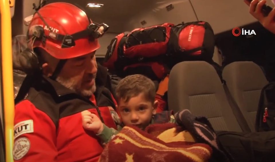 Мајка и тригодишниот син извлечени живи од под рушевините по 47 часа – среќата на лицето на момчето не се споредува со ништо на светот (ВИДЕО)