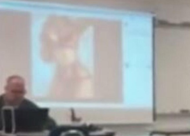 СКАНДАЛ: Професор гледаше разголени девојки, учениците во шок – заборави на вклучениот проектор!