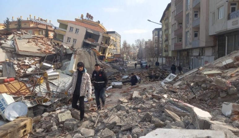 РУШЕВИНИ НАМЕСТО НАСЕЛБИ: Повеќе од 50.000 згради уништени или тешко оштетени во разорните земјотреси во Турција