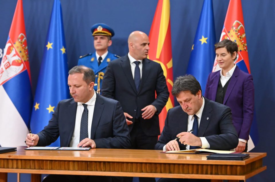 Спасовски и Гашиќ во Белград  потпишаа  Меморандум помеѓу Владите на Македонија и Србија, кој ќе го олесни движењето на лица и стоки преку државната граница