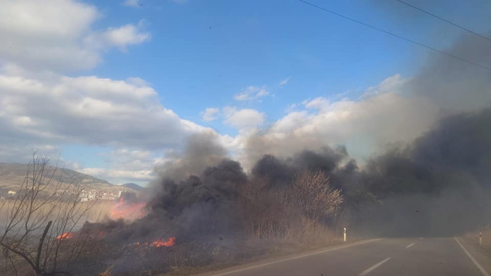 Пожар покрај магистралниот пат Кочани-Виница