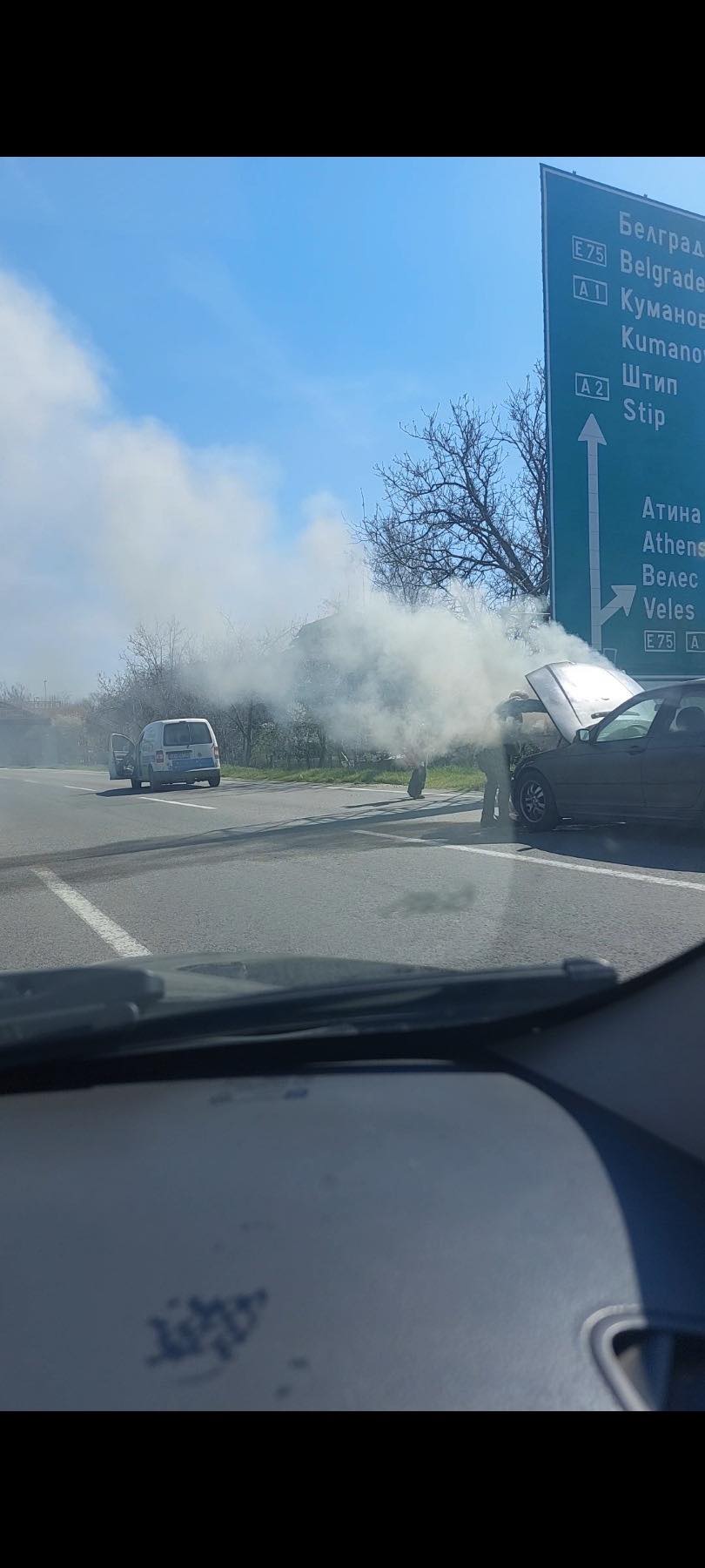 ФОТО ВЕСТ: Се запали автомобил на излез од Скопје