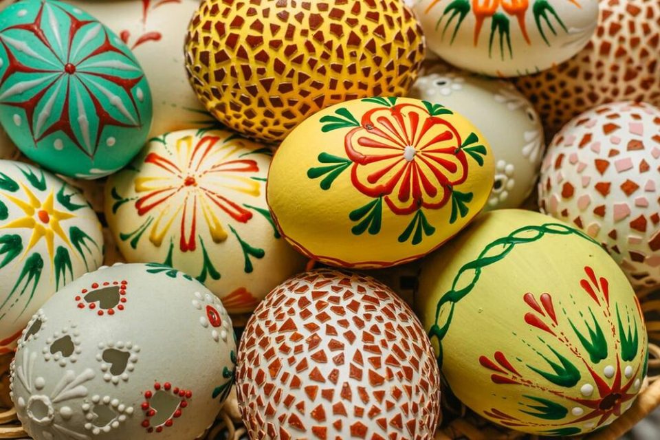 Затоа пукаат и не се обоени: 5 грешки кои ги правите додека варите и фарбате јајца за Велигден