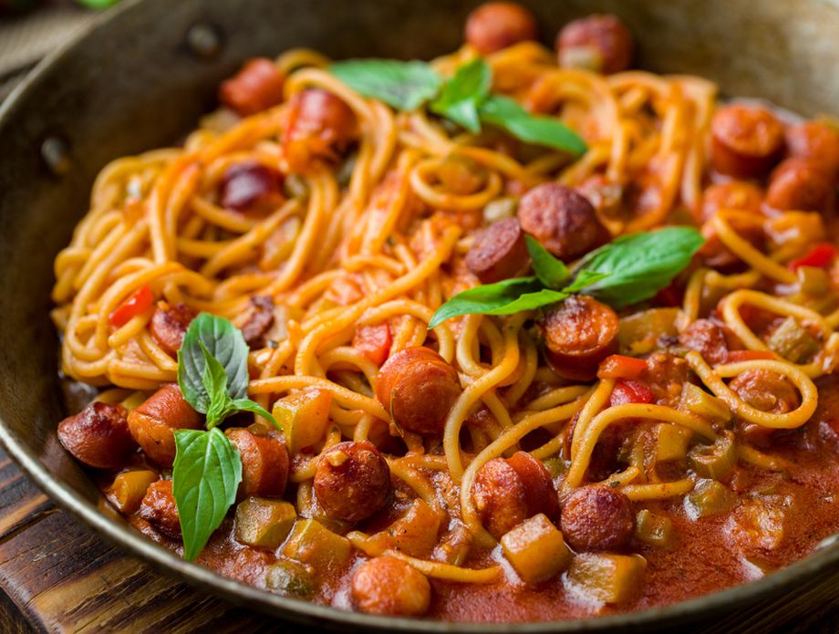 Рецепт за мамурен ден: Брзи шпагети со колбаси кои ќе ве оживеат по долга ноќ