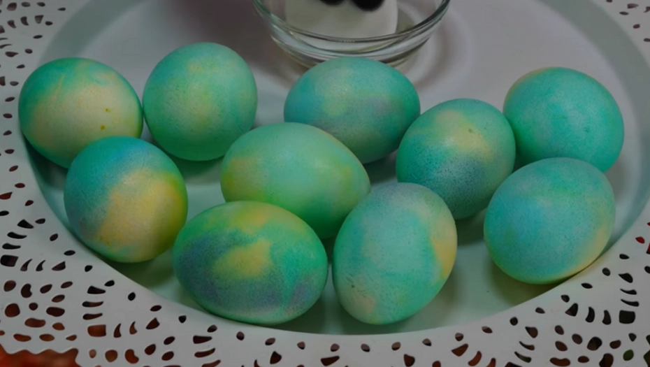 ЗДРАВО И БЕЗ МНОГУ ТРУД: Бојадисувањето јајца со сода бикарбона е лесно, а резултатот е фантастичен (ВИДЕО)