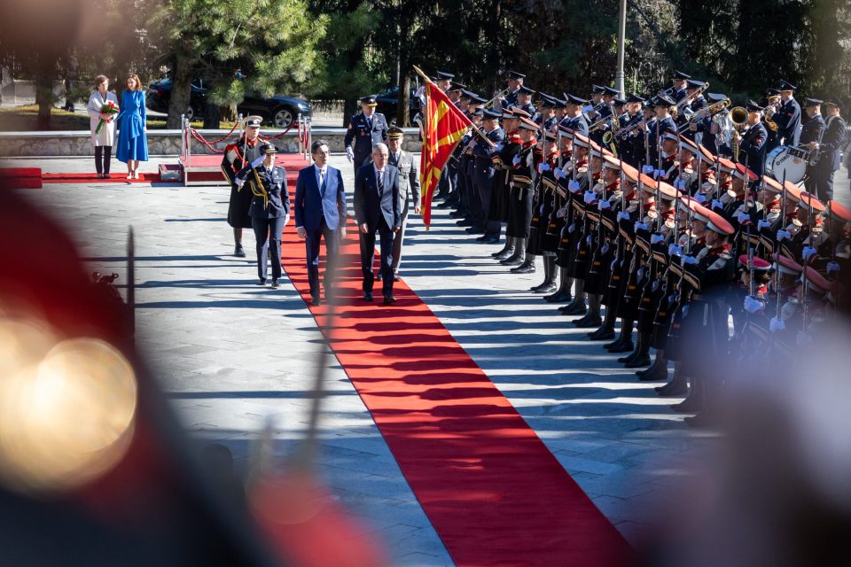 Церемонија со највисоки државни и воени почести – претседателот Пендаровски го пречека сојузниот претседател на Австрија, Александер Ван дер Белен