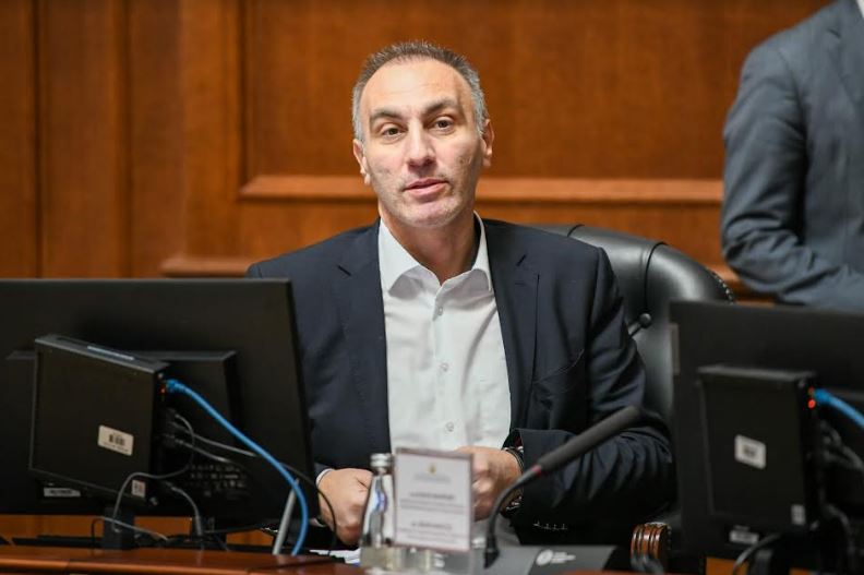 Мицкоски: Да не губиме време на Груби, тој ја започна својата кариера со национализам кон Македонците