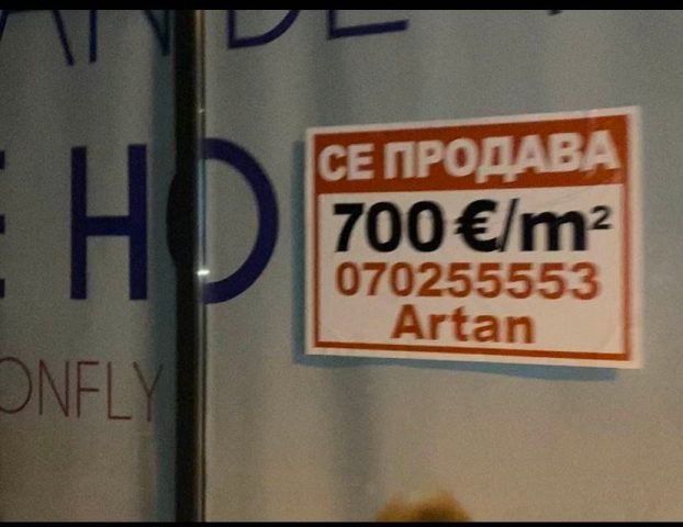 ФОТО: Герила акција- облепен дуќанот на Груби во строгиот центар на Скопје, се продава по само 700 евра за квадрат