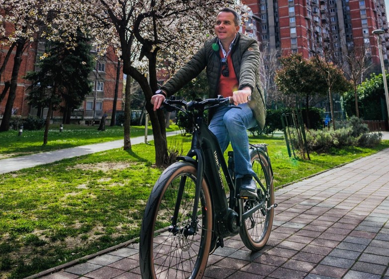 Градоначалникот на Центар со “луксуз на две тркала“ им нуди неколку илјадарки на сограѓаните