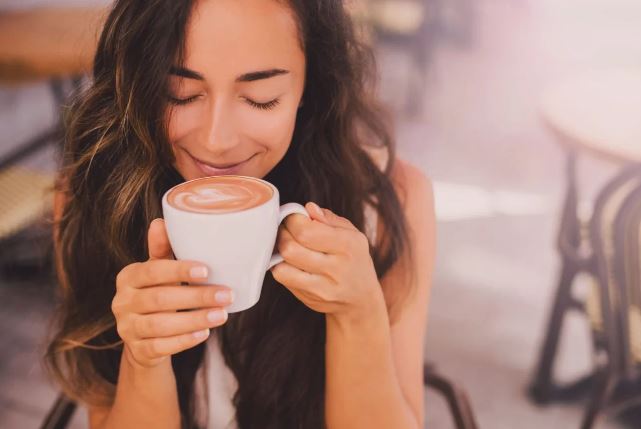 Не можете да си го замислите кафето без малку млеко? Четири причини зошто е тоа добро за здравјето