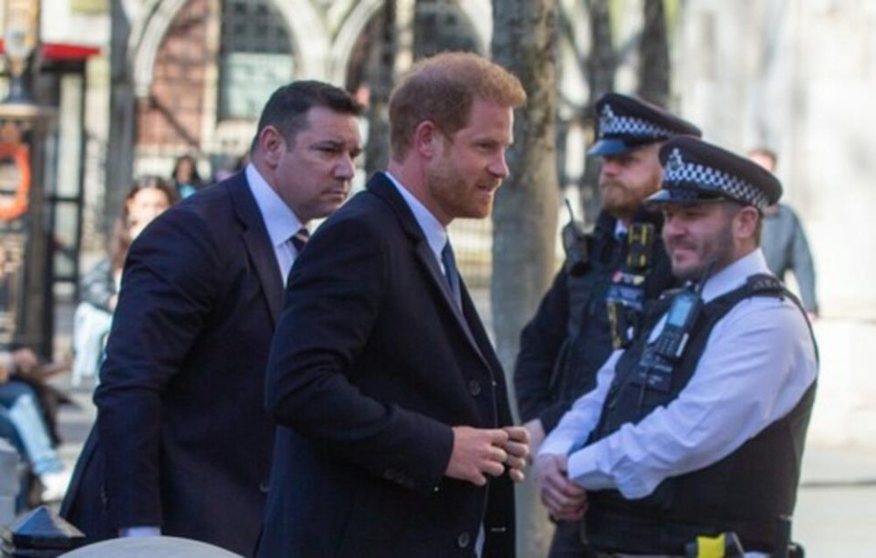 Принцот Хари ненајавено се појави на суд во Лондон – дури и полицијата не била подготвена за него, цела Британија на нозе откако дозна со кого се тужи
