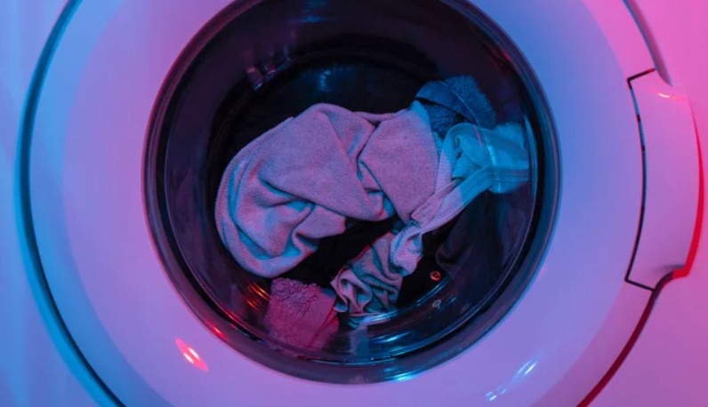 Облеката излегува од машина како да е испеглана: Еден едноставен трик ќе им помогне на сите домаќинки